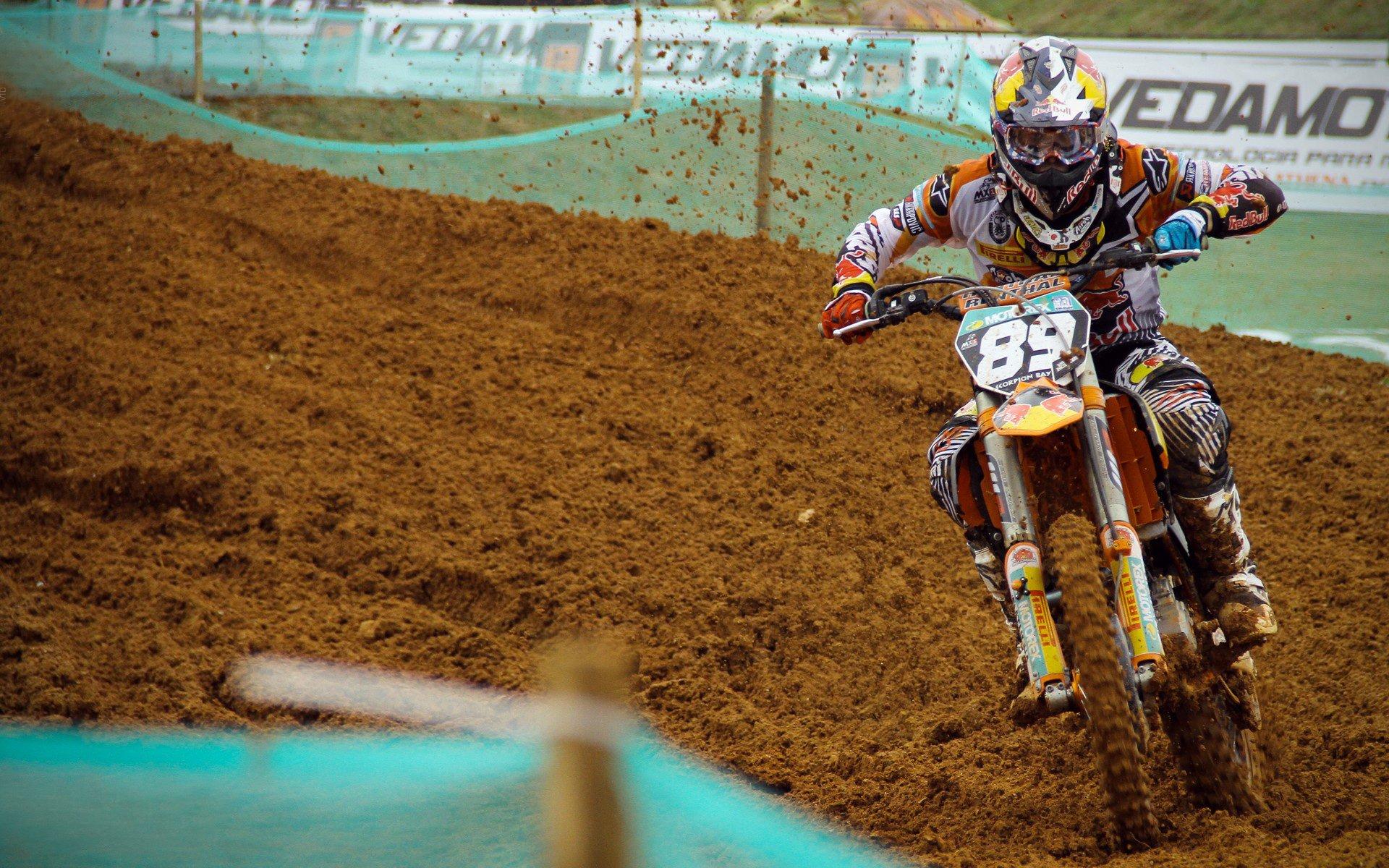 何尝不是一种励志!远藤航逆境中扛起大旗,凯塞多、拉维亚场边列队见证替身的崛起