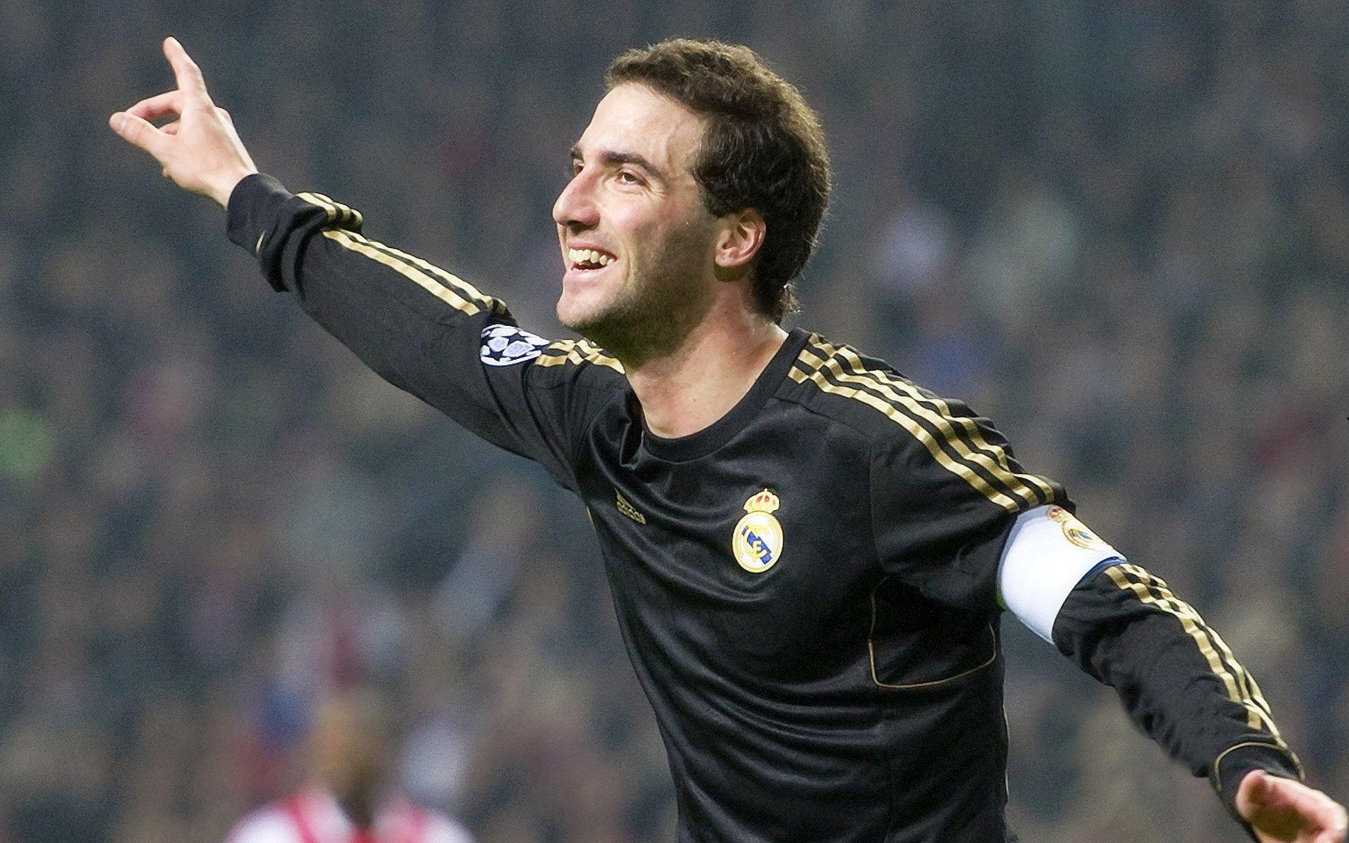 篮球场上的甜蜜时刻，李弘权与爱妻唯美婚纱照见证幸福启航